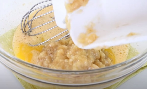 Добавление бананового пюре