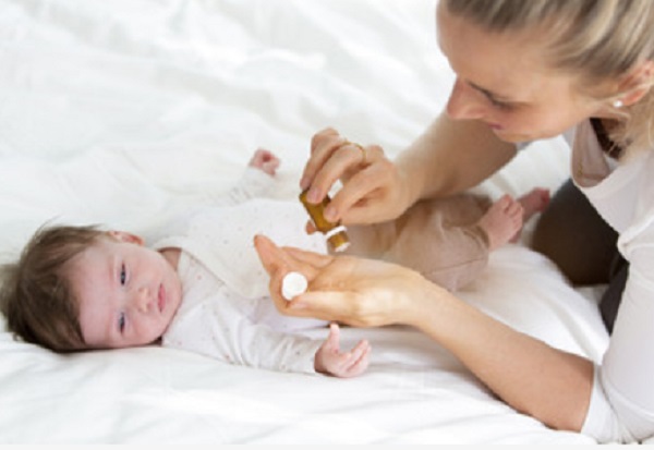 Мама дает ребенку таблетку