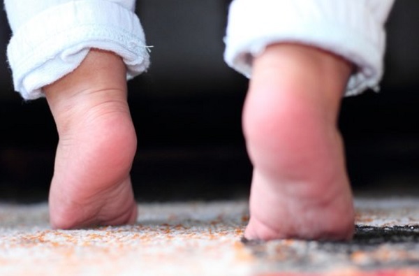 Ребенок стоит на носочках