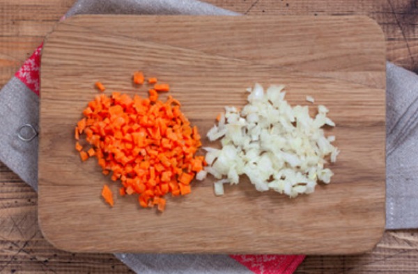 Измельченные морковь и лук