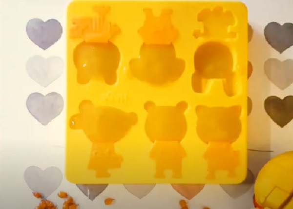 Переливание желе в формочки