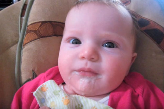 Ребенок ест