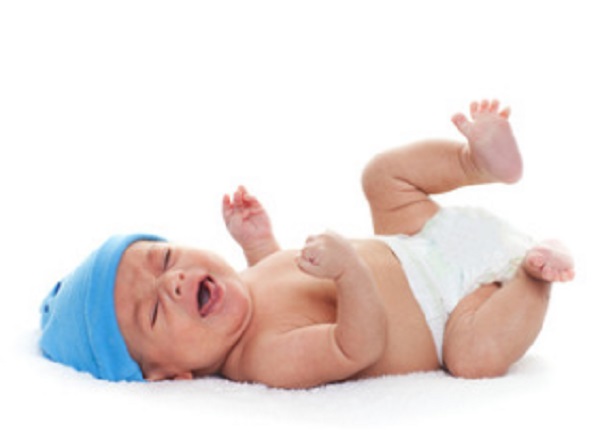 Младенец в подгузнике плачет