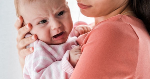 Ребенок плачет на руках у мамы