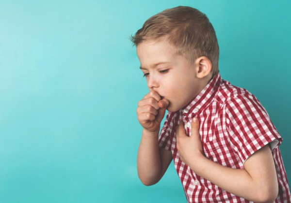 Мальчик закашлялся