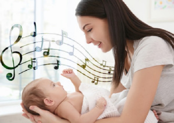 Мама держит грудничка. Над ним нарисованы ноты