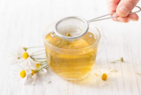 Процеживание ромашкового отвара