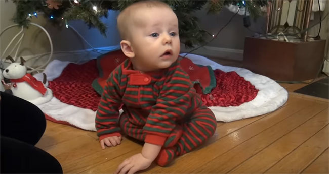 Пятимесячный ребенок учится сидеть