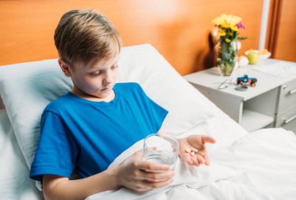 Ребенок в больнице принимает таблетки