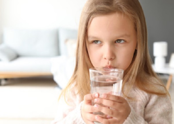 Девочка пьет воду