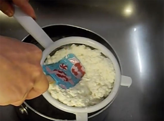 Процеживаем творог