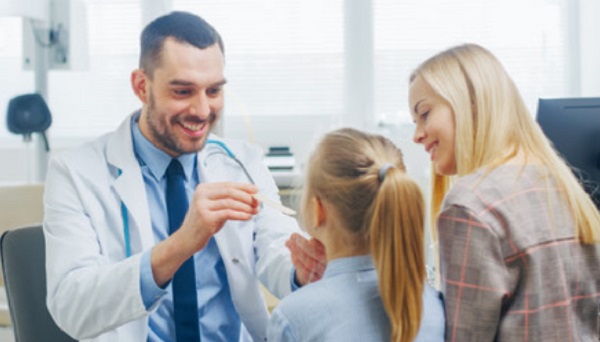 Мама с дочкой на приеме у доктора