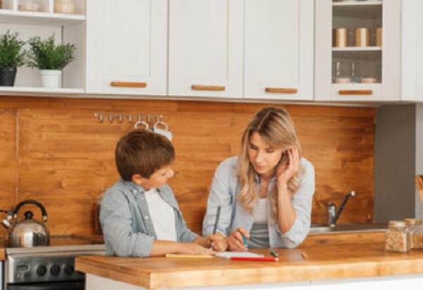 Мама занимается с сыном