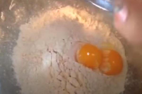 Добавление желтков