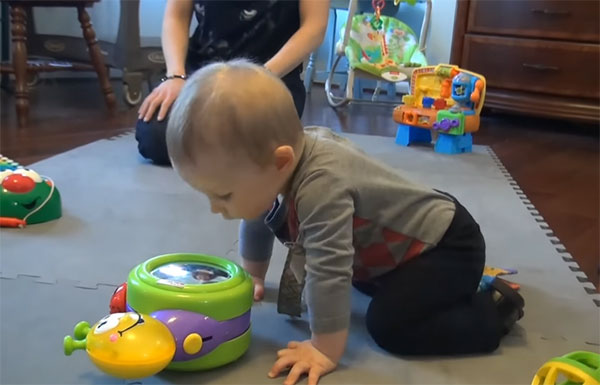 Малыш ползает на четвереньках
