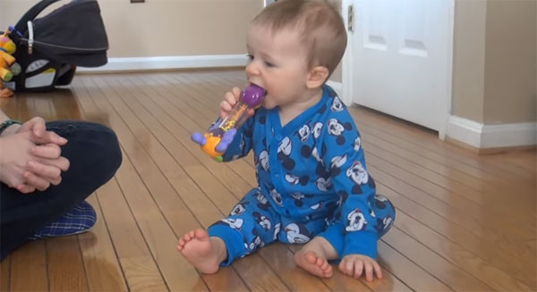 Восьмимесячный ребенок сидит