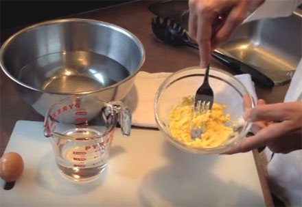 Разминаем яйцо