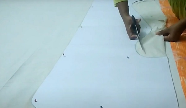 Вырезание ткани по лекалу