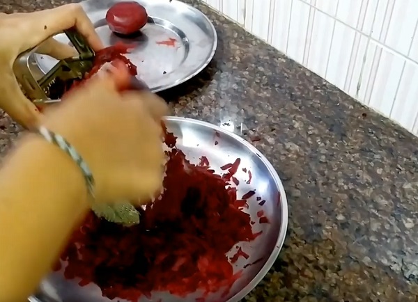 Натирание свеклы на терке