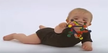 Ребенок лежит на животе