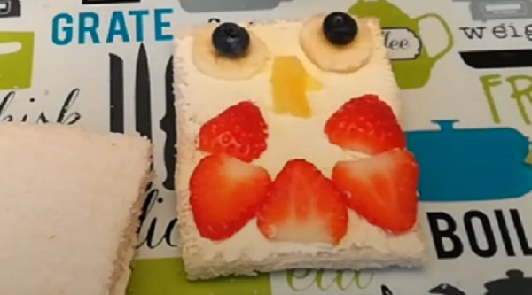 Добавление носика из кусочка ананаса