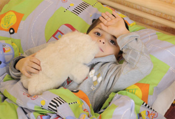 Мальчик лежит в постели