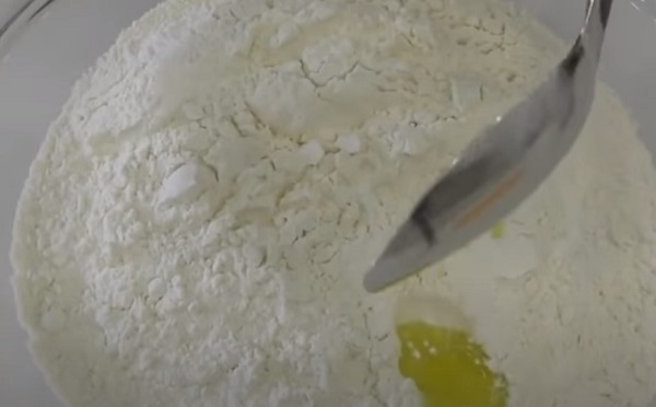 Добавление растительного масла к муке