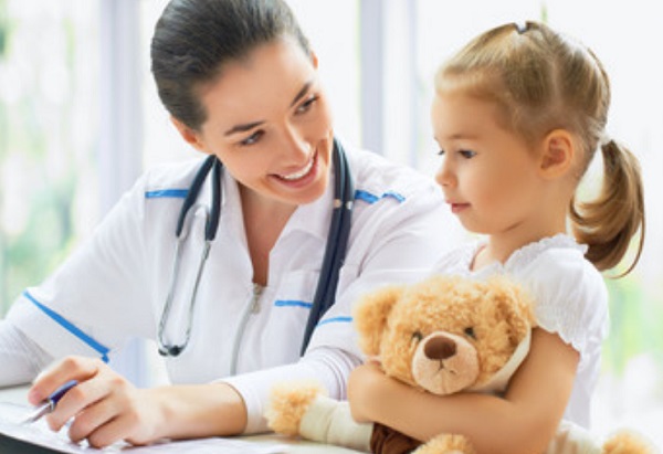 Девочка с врачом