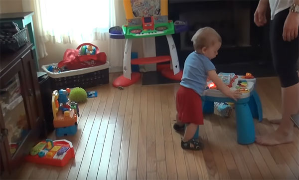 Малыш и развивающий столик