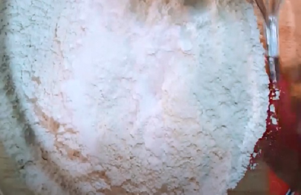 Сыпучие компоненты в миске