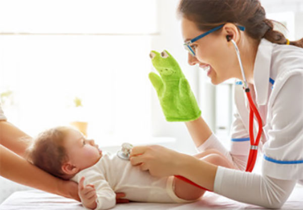 Доктор осматривает грудного ребенка