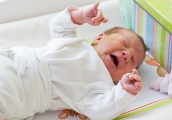 Новонарожденный сильно плачет