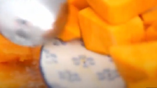 Перекладывание тыквы в кастрюлю