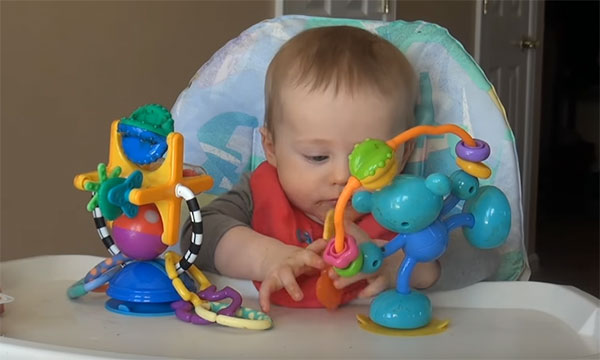 Ребенок 7 месяцев играется
