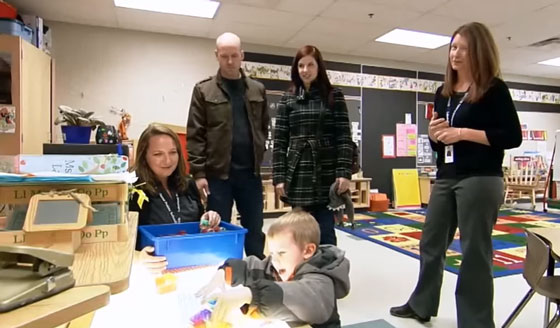 Родители в саду с ребенком