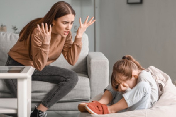 Женщина кричит на дочку