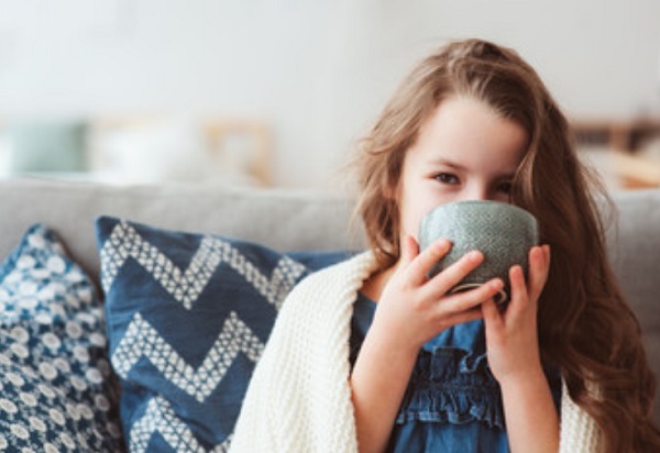 Девочка пьет чай