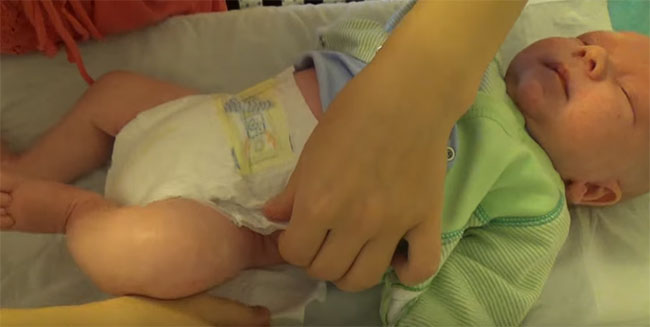 Одеваем новый подгузник