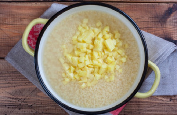 Добавление картофеля к пшену