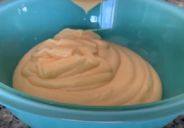 Переливание йогурта в миску