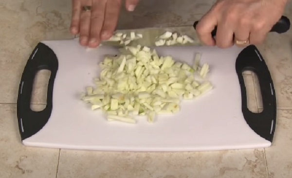 Яблоки нарезают кубиками