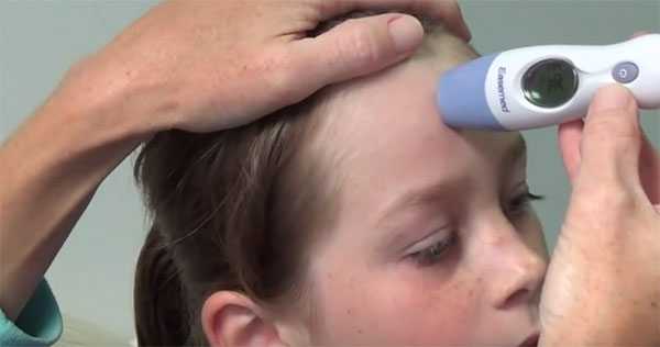 Измеряем температуру на лбу у ребенка