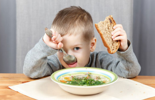 Ребёнок кушает