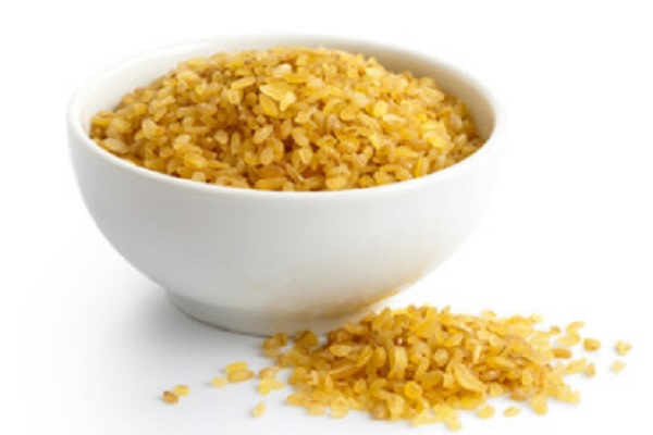 Сырой булгур в тарелке