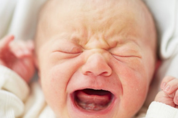 Новорожденный плачет