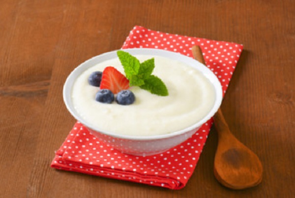 Готовая манка с ягодами и листком мяты