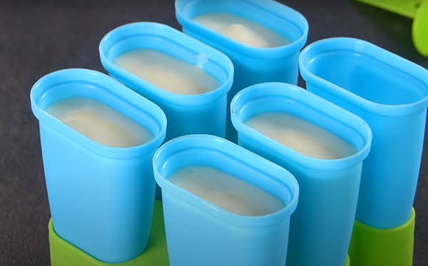 Наполнение формочек мороженным