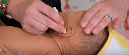 Чистим ухо ушной палочкой