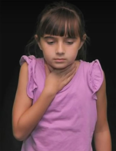 Девочка не может говорить, пропал голос из-за болезни