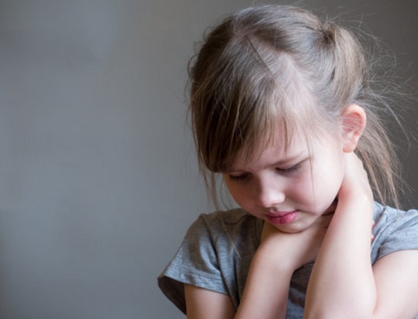 Девочка держится за горло